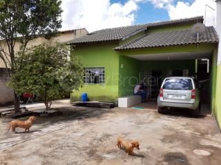 Goiânia: Casa, 3 quartos sendo uma suíte, 300 metros de lote, garagem coberta e quintal 2