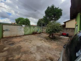 Goiânia: Casa, 3 quartos sendo uma suíte, 300 metros de lote, garagem coberta e quintal 3