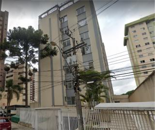Curitiba: Apartamento no Água Verde, reformado, há uma quadra da República Argentina próximo ao Angeloni 2