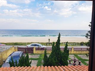 Maric&aacute;: Casa Frente Praia com 5 Quartos (sendo 1 Su&iacute;te), Sal&atilde;o 2 Ambientes, Mezanino em Maric&aacute;. 18