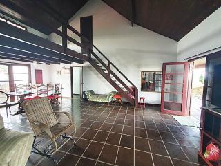Maric&aacute;: Casa Frente Praia com 5 Quartos (sendo 1 Su&iacute;te), Sal&atilde;o 2 Ambientes, Mezanino em Maric&aacute;. 5