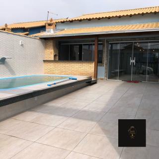 Barra de São João: CASA EM CONDOMÍNIO LADO PRAIA COM PISCINA E ÁREA GOURMET! 2 QUARTOS, SENDO 1 SUÍTE, VARANDA, GARAGEM E CHUVEIRÃO POR R$260.000,00 À VISTA! ? 1