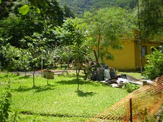 Duque de Caxias: 3 terrenos com uma casa 1