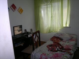 Salvador: Apartamento, 3 quartos, sala e cozinha ampla, 2 banheiros , dependencia completa de empregada. 3
