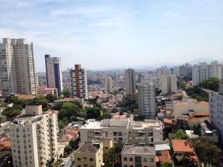 São Paulo: Charmoso apartamento na Pompéia, com vista imperdível, semi mobiliado e próximo ao metrô 8