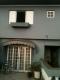 Garagem extra grande e piscina com cascata