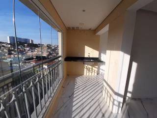 São Paulo: Apartamento reformado, com três quartos, suíte e duas vagas no bairro Limão 3
