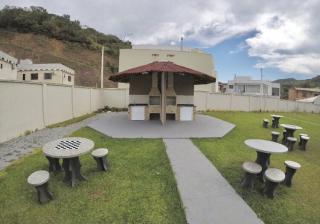 Balne&aacute;rio Cambori&uacute;: Casa de 02 quartos em condom&iacute;nio fechado na praia brava 7