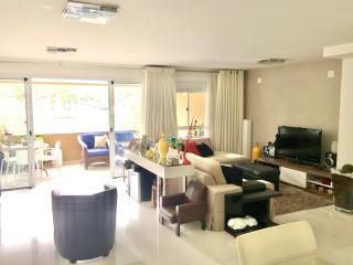 S&atilde;o Paulo: Excelente apartamento 142m&sup2;, 3 suites, 2 vagas, dep&oacute;sito, no Panamby. Pronto para morar. 5