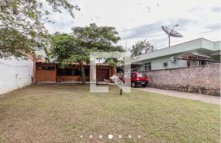 Porto Alegre: Casa com pátio extenso à venda 5