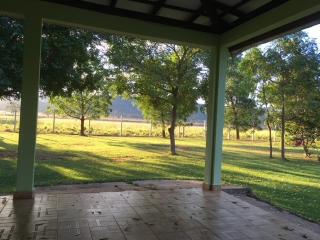 Nobres: Fazendinha ao lado da rodovia MT 241( munic&iacute;pio de Nobres), fundos com o rio Cuiabazinho. &Agrave; 110km de Cuiab&aacute;. Cont&eacute;m 01 casa sede, 01 casa para empregado, galp&atilde;o para trator, garagem, po&ccedil;o artesiano, c 1