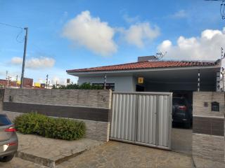 Jo&atilde;o Pessoa: Casa com 3 quartos, su&iacute;te, wc social, &aacute;rea de servi&ccedil;o, CFTV, cerca el&eacute;trica e alarme. Totalmente quitada e mobiliada (opcional). IPTU pago e atualizado. Pr&oacute;xima a Prefeitura e Grandes Supermercados 1