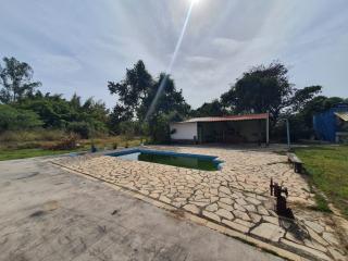 Esmeraldas: S&iacute;tio de 2200m2 com m&oacute;veis; mesas e cadeiras; Riacho;piscina de 33 mil litros; 1 mini campo; churrasqueira; casa de madeira para crian&ccedil;as e v&aacute;rias &aacute;rvores frut&iacute;feras. 3