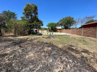 Esmeraldas: S&iacute;tio de 2200m2 com m&oacute;veis; mesas e cadeiras; Riacho;piscina de 33 mil litros; 1 mini campo; churrasqueira; casa de madeira para crian&ccedil;as e v&aacute;rias &aacute;rvores frut&iacute;feras. 8