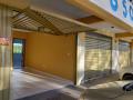 Goi&acirc;nia: Im&oacute;vel Comercial com 2 lojas, 1 Apartamento, uma &aacute;rea  coberta de 150m2 e quintal