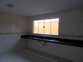 Goiânia: Imóvel Comercial com 2 lojas, 1 Apartamento, uma área  coberta de 150m2 e quintal 7
