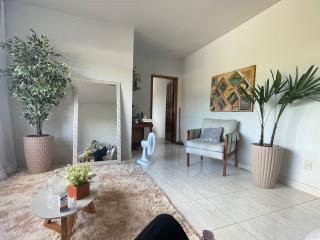 Goiânia: Imóvel Comercial com 2 lojas, 1 Apartamento, uma área  coberta de 150m2 e quintal 2